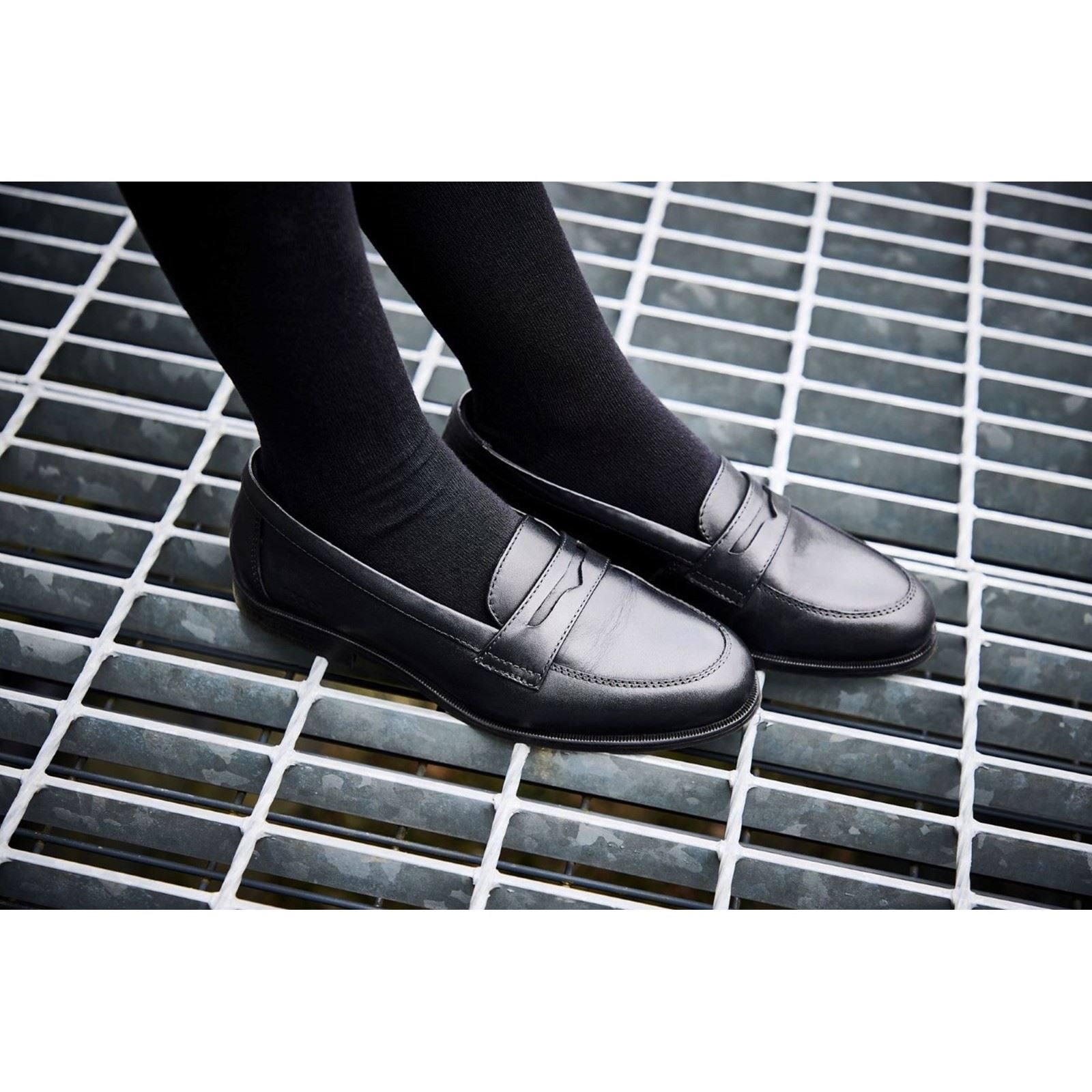 Pod Islay Leather Girls's Black Loafers