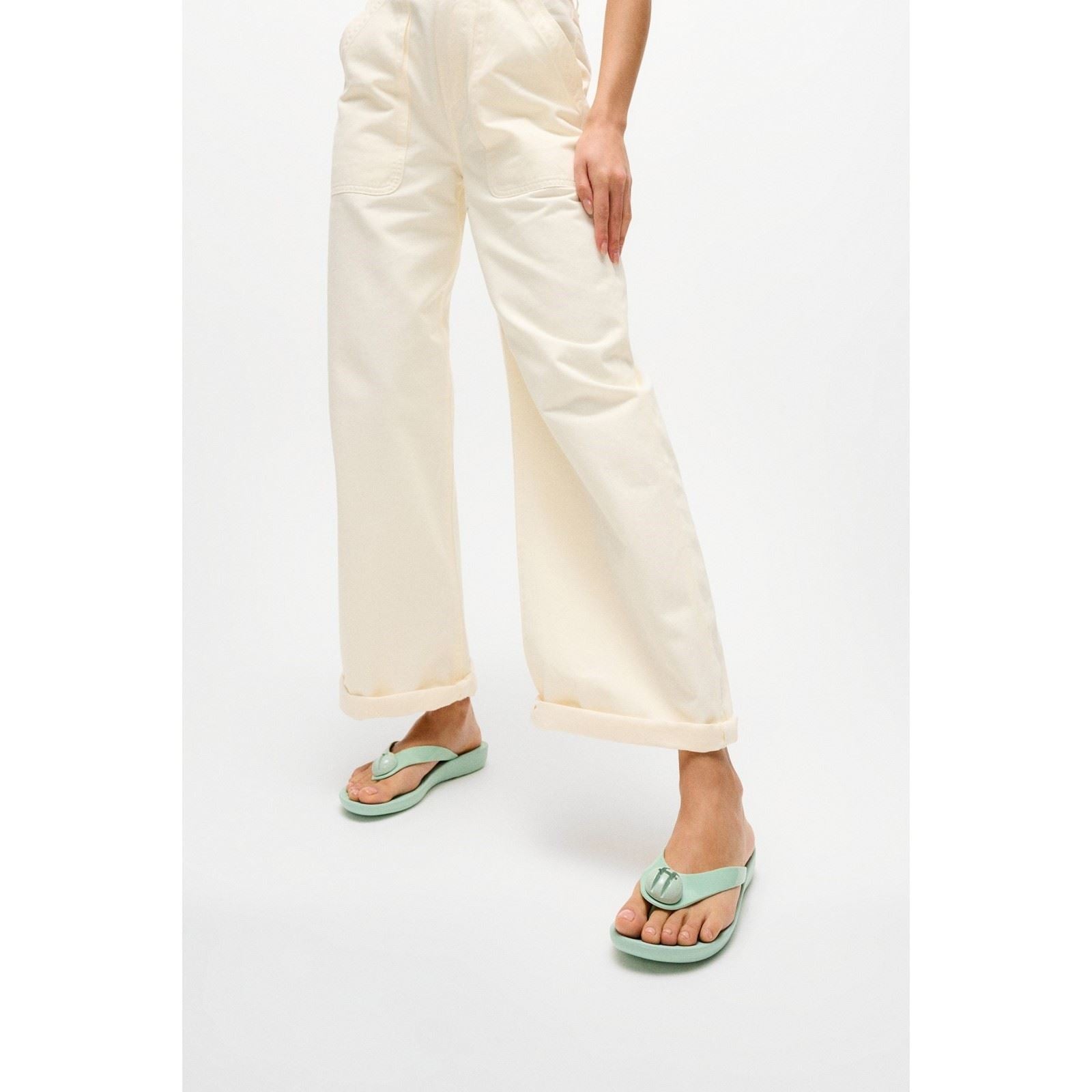 Fitflop iQushion Glossy-Button Polyurethane Women's Mint Whisper Flip Flops