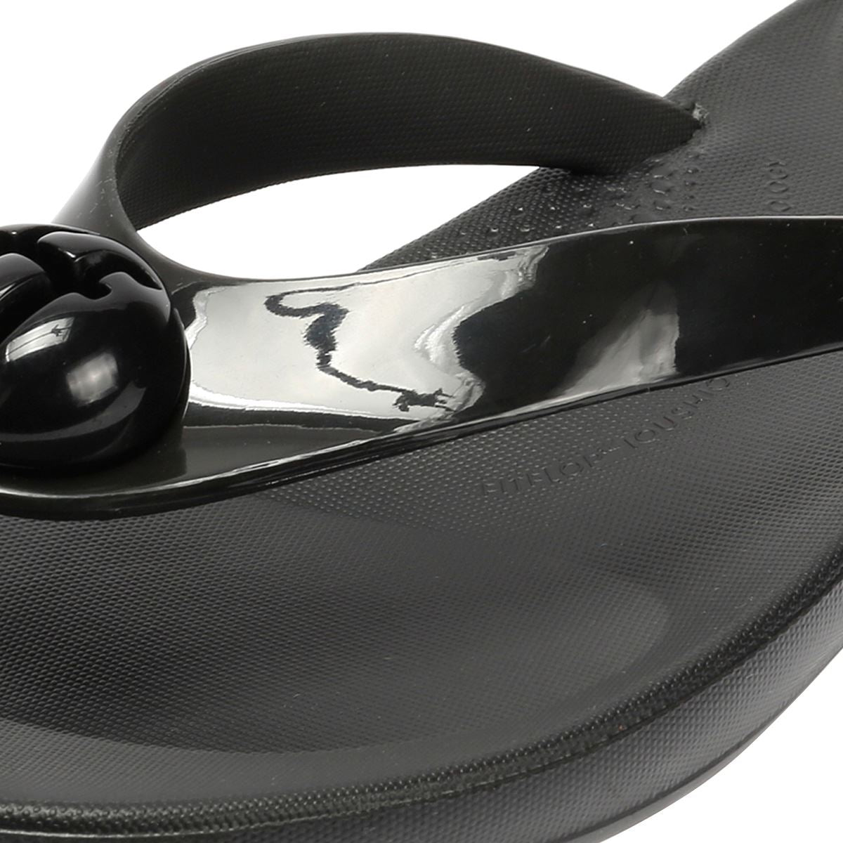 FitFlop Iqushion Glossy Button Women's Black Flip Flops